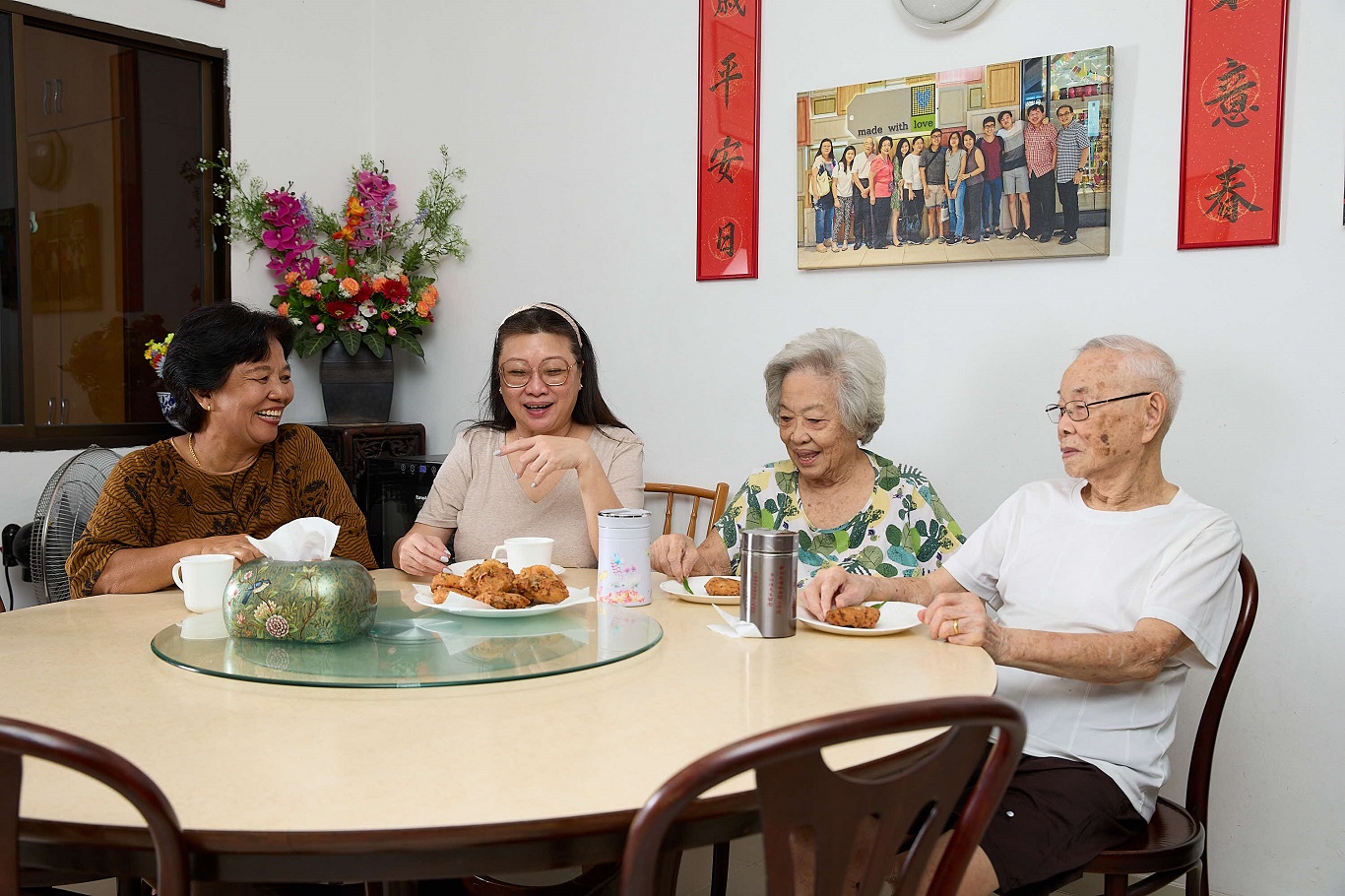 Darsiti, Coreen and Coreen's parents sharing snacks